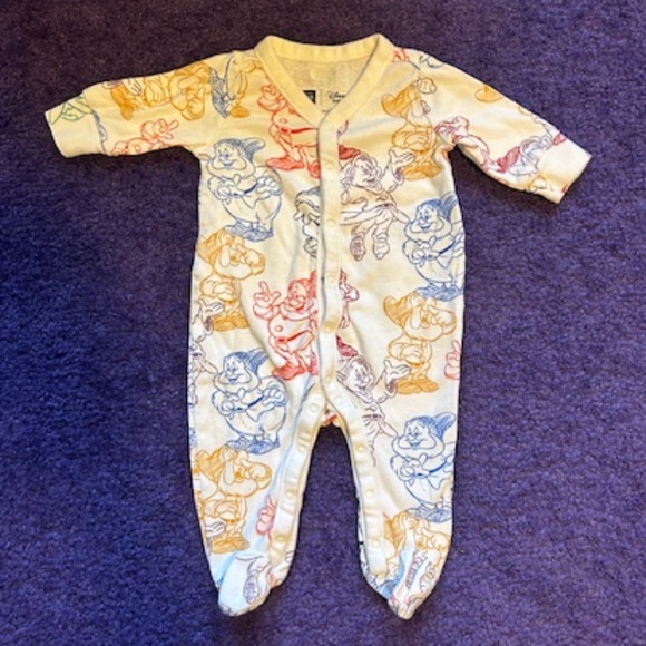 Gap Seven dwarfs Disney onesie - 0-3 months - Picture 1 of 4